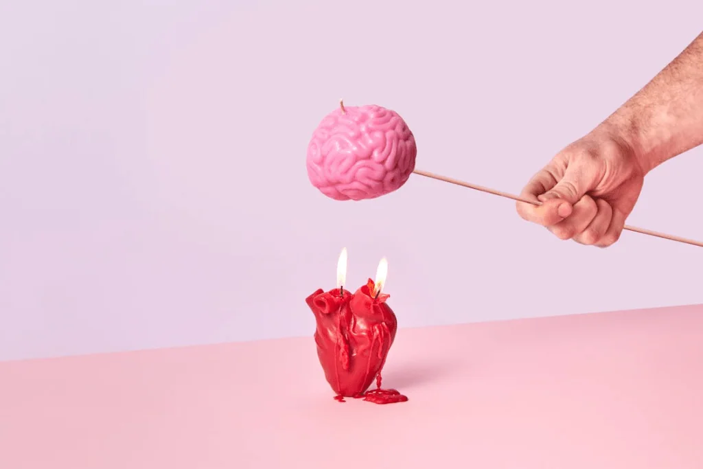 Imagem conceptual de um cérebro sobre uma vela, associada ao córtex pré-frontal, controlo do impulso e tomada de decisão.